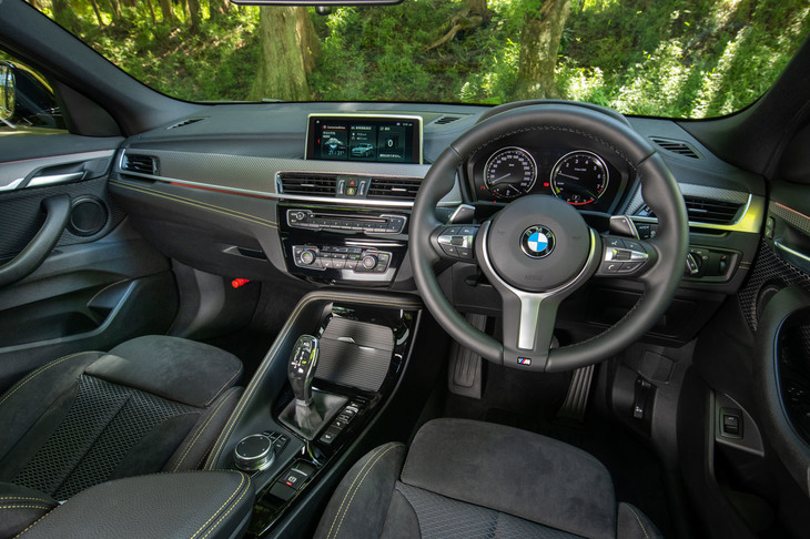 エアコンの操作パネルやセンタースクリーンは、ドライバー側に向けてレイアウトされている。