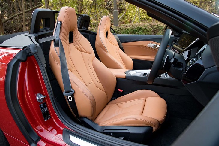 「M40i」に標準装備される「Mスポーツシート」。深さのある座面と張り出したサイドサポートにより、ホールド性が高められている。