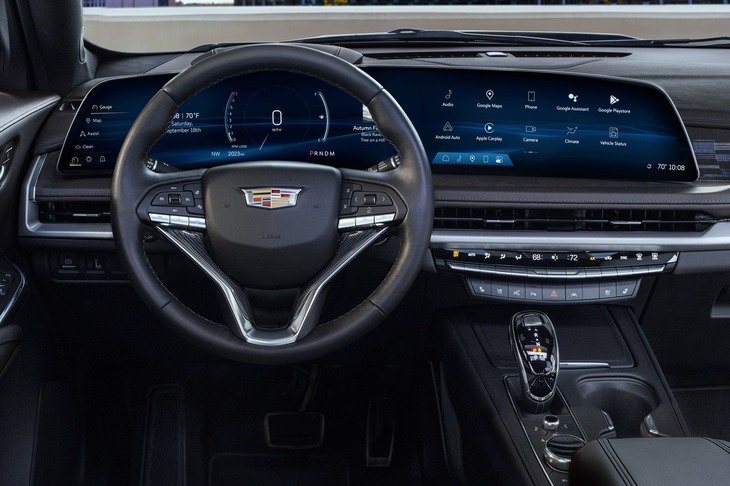 湾曲したデザインで視認性に優れる9K解像度の「33インチアドバンストカラーLEDディスプレイ」を中心に大きくリニューアルされたインテリア。