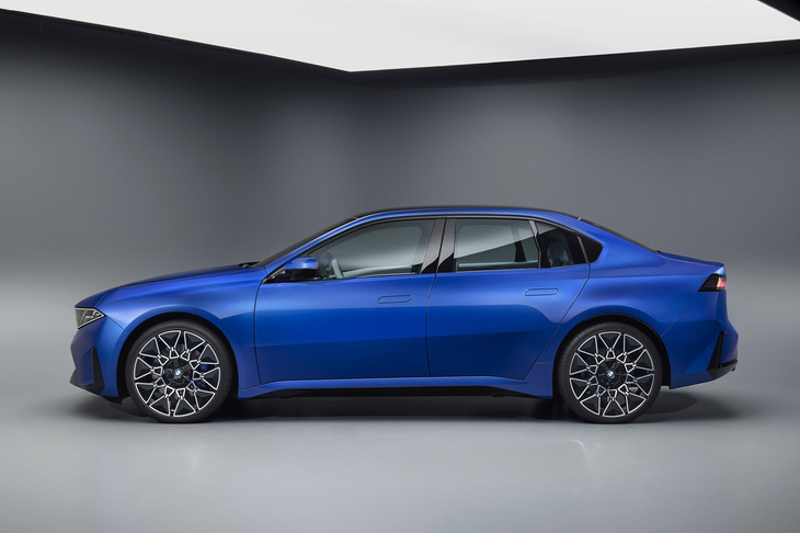 サイドシルエットは、長いホイールベースや後方に向かって傾斜するキャビン、短いオーバーハングが特徴。ボンネットと、フロントアクスルセンターからフロントドア前端までの距離はあまり長くなく、FRというよりFF的なプロポーションといえる。ボディーサイズは全長×全幅×全高＝4760×1865×1480mm、ホイールベースは2897mm。