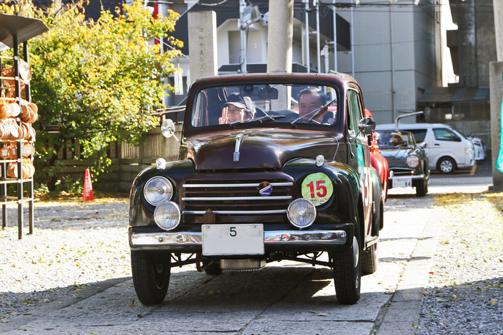 1953年「フィアット500C」。“トッポリーノ”こと初代フィアット500の最終型。「5」から始まる、陸運支局名のなかった時代の東京ナンバーを付けている。