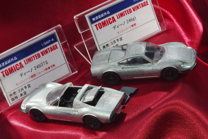 こちらは「ディーノ246GTS」と「同GT」。どちらもエンジンフードが開閉、GTSはトップも着脱可能。2019年3月発売予定で価格は未定。