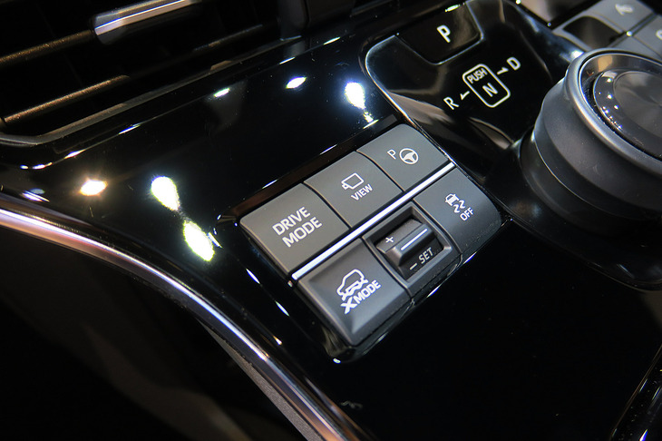 ドライブモードセレクターや「X MODE」などの操作スイッチ。