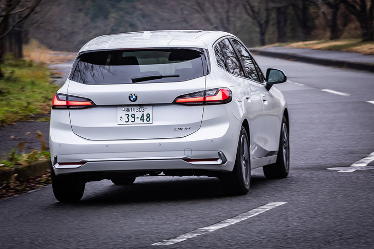 高精度カメラとレーダーを駆使した、最新のドライビングアシストシステムの搭載も新型「2シリーズ アクティブツアラー」のセリングポイント。直近50mの低速走行を再現しながらバックする「リバースアシスト」も全車に標準装備されている。