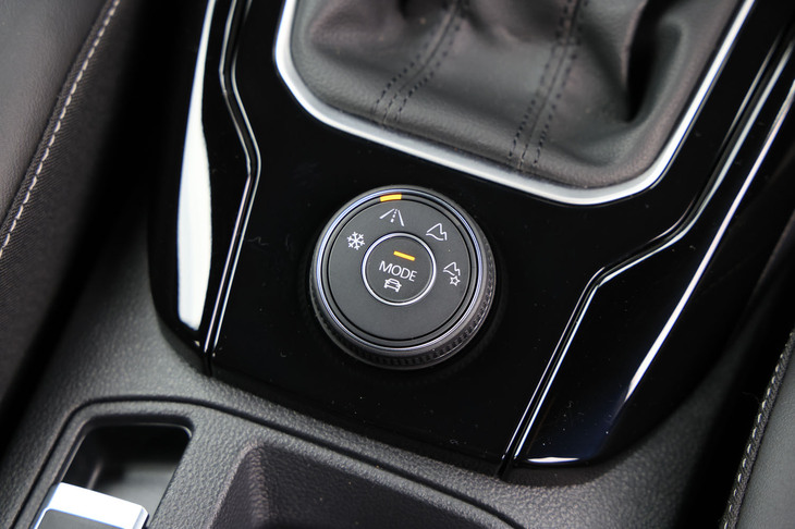 ドライブモードセレクターは、外周部のダイヤルで「スノー」「オフロード（オート）」などの路面に合わせたトラクションの制御モードが選べ、中央部のボタンでは「エコ」「コンフォート」「スポーツ」といった走行モードが選べる。