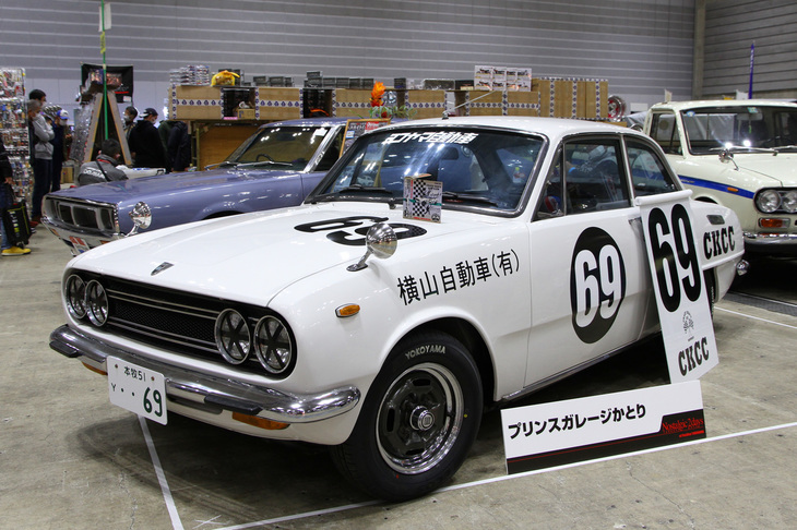 通常とは逆に、「トミカリミテッドヴィンテージ」（1/64スケール）のミニカーを1/1で再現したCRAZY KEN'S CAR CLUBの「いすゞ・ベレット1600GTクラブマンレーサー仕様」。