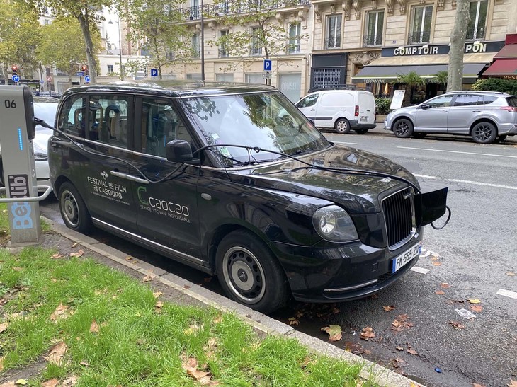 ロンドンではタクシーとして用いられているEVをチャージングステーションで発見。参考までに、1908年に歴史をさかのぼれる製造元のLEVCは、2013年より中国の吉利系である。