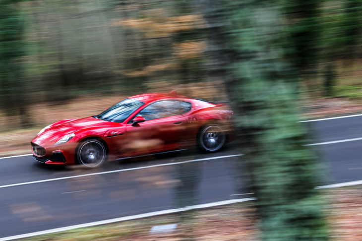 新型「グラントゥーリズモ」はボディーの65％にアルミニウムを採用。さらに場所に応じてマグネシウムやハイパフォーマンススチールを使い分けることで、軽量化とボディー剛性の強化を図っている。