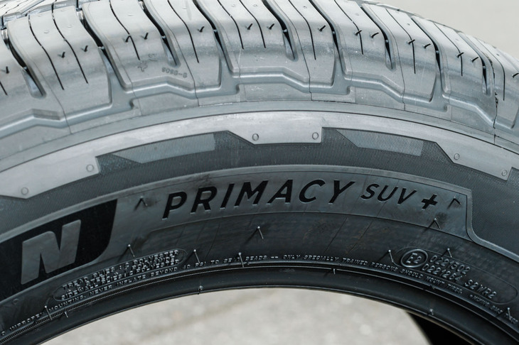 2022年2月に導入が発表されたプレミアムコンフォートタイヤ「プライマシーSUV＋」。それまでラインナップされていた「プレミアLTX」の後継にあたる。