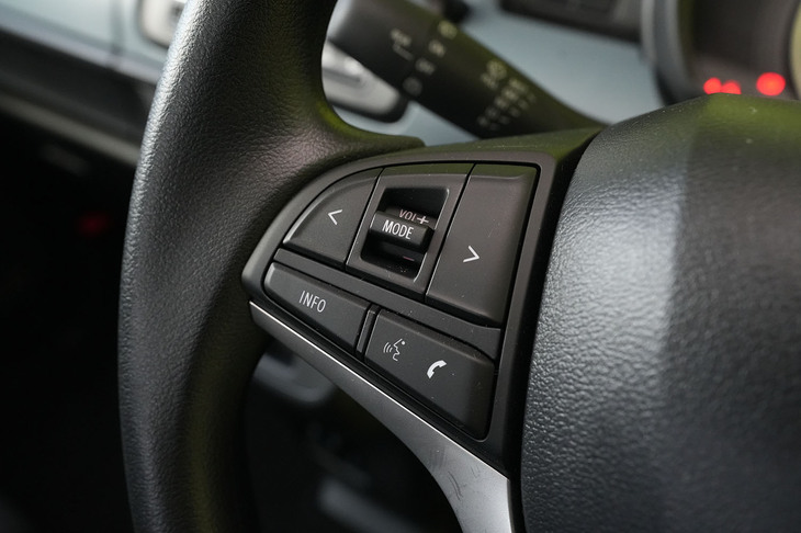 左のステアリングスイッチはインフォテインメントシステム用。
