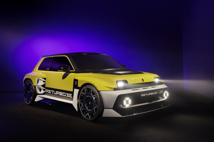 2025年3月に発表されたルノーのハイパフォーマンス電動スポーツモデル「5（サンク）ターボ3E」。0-100km/h加速3.5秒以下、最高速度270km/hをうたう超ハイパフォーマンスBEVである。ルノー・ジャポンはこのモデルの日本導入を予定しているという。