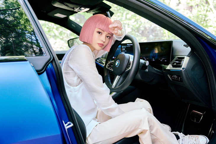 40万人以上のインスタグラムフォロワー数を誇る世界でもトップクラスのバーチャルヒューマンであり、ファッション、アート、テクノロジーの世界で活躍するimma。2022年にBMWの電気自動車「i4」のキャンペーンアンバサダーに就任した。バーチャルヒューマンはスキャンダルや不祥事とも縁遠いので、安心して起用できるというCM関係者の声も聞こえてくる。