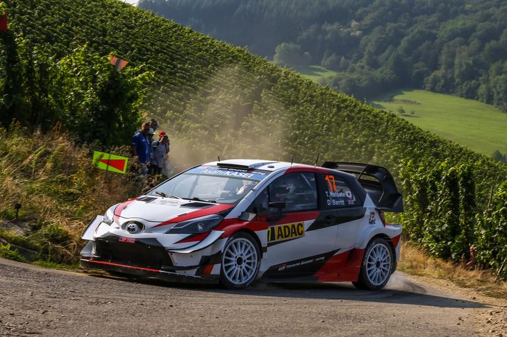 勝田貴元がステアリングを握る「トヨタ・ヤリスWRC」。ブドウ畑を縦横無尽に走る、狭く荒れたコースには、写真のようなつづら折れのヘアピンも多く、そういった場所には必ずギャラリーが陣取っている。