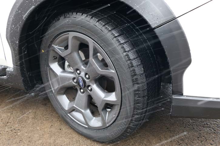 「エクシーガ クロスオーバー7」の足元には、ブリヂストンの最新スタッドレスタイヤ「ブリザックVRX2」が装着されていた。安比高原でもお世話になった、頼りになるタイヤだ。