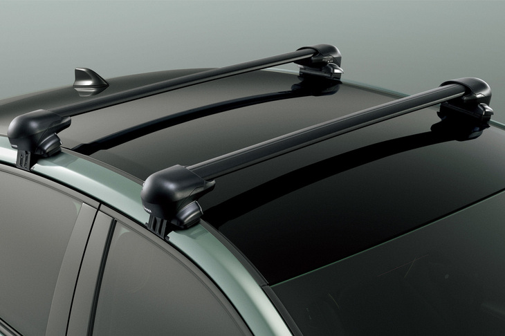 ルーフに備わる「システムキャリア・ベースラック」は4万4990円の販売店オプションアイテム。バーはアルミ製で、取り付けフック部分はスチール製となる。許容積載荷重は40kg。