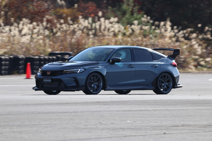 同乗走行では、無限の「シビック タイプR Group-B」も登場。エアロパーツやボンネット、フロントフェンダーなどをカーボン製にすることで軽量化されたスペシャルなマシンだ。