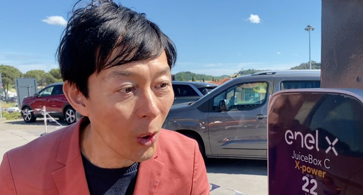 動画から。「ジュースボックス」と大矢アキオ。