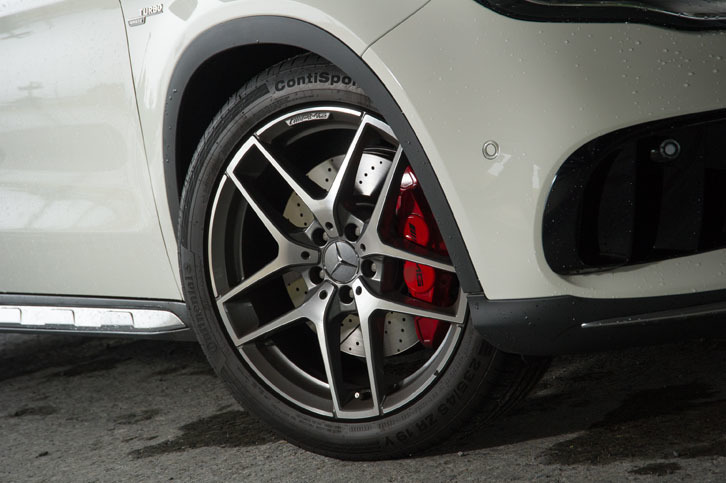 タイヤサイズは235/45ZR19で、試乗車には「コンチネンタル・コンチスポーツコンタクト5P」が装着されていた。