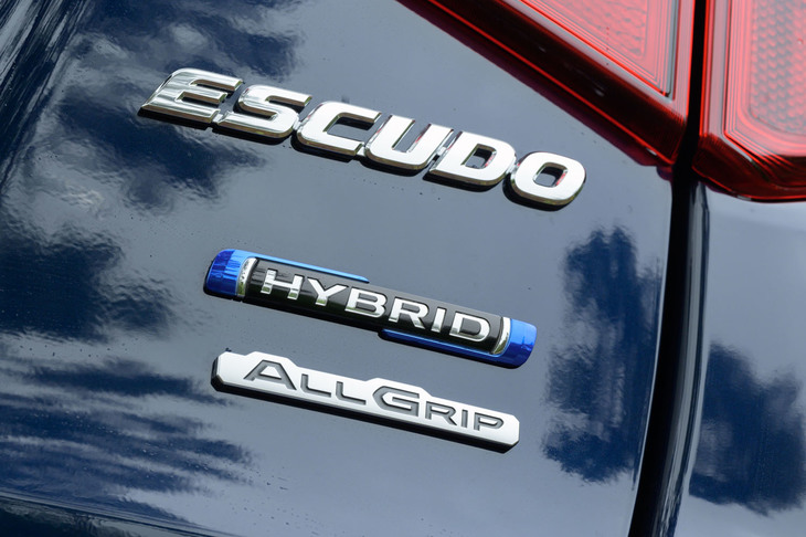 リアに貼られたバッジ類。黒基調の「HYBRID」バッジは、スズキの電動車のなかでもフルハイブリッドシステムを搭載したモデルの証しである。
