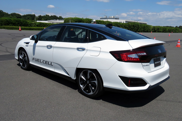 2016年3月に発表された燃料電池車「クラリティ フューエルセル」。燃料電池ユニットと水素タンクを搭載しながら、5人乗車が可能な車内空間を実現している。