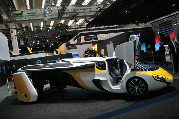 スロバキアのエアロモービル社による展示。地上での走行には80kWの電気モーターを、飛行には220kWのターボチャージドボクサーエンジンを用いるという。