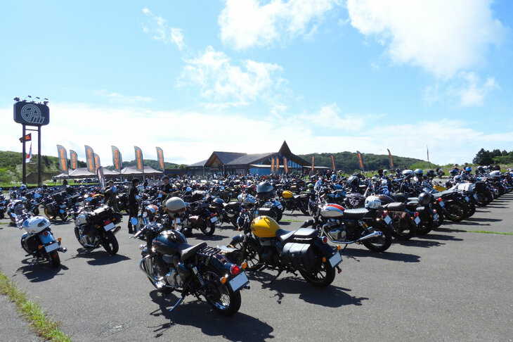 広大な「バイカーズパラダイス南箱根」の駐車場も、たちまちいっぱいに。