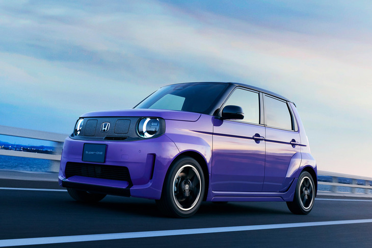 「スーパーONE」は、1090kgという小型BEVクラス最軽量の車重を生かした軽快でスポーティーな走りが特徴。「BOOST」を含む5つのドライブモードが用意されている。