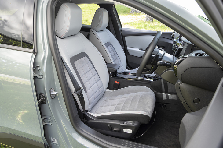 「アドバンストコンフォートシート」は表面の仕立てが変わり、上質なダウンジャケットのように立体的なキルティング加工が施される。