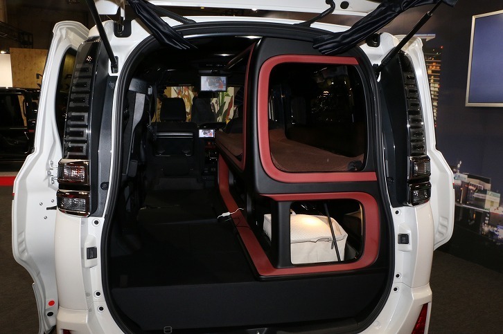 「クロス シティ カプセル」は、固定のベッドスペースとベッド下の収納が特徴。助手席側2列目と3列目のシートが格納式となり、4人乗車と2人就寝を可能としている。