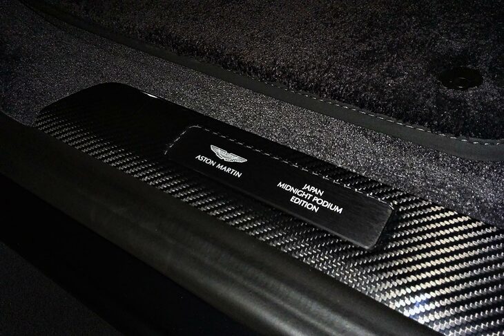 アストンマーティンDBX707ミッドナイト ポディウムエディション