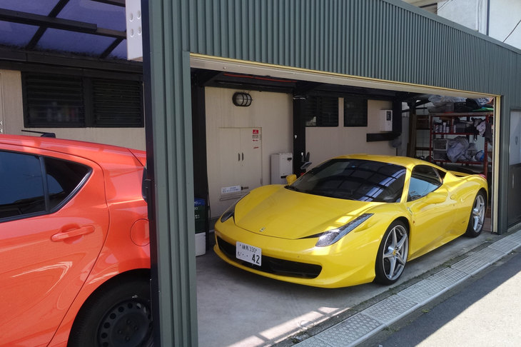 自宅ガレージにはフェラーリとアクアの2台を収納していた。