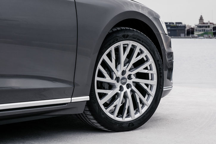 「55 TFSIクワトロ」の標準タイヤサイズは235/55R18。オプションで19インチや20インチも選択可能（欧州仕様の場合）。