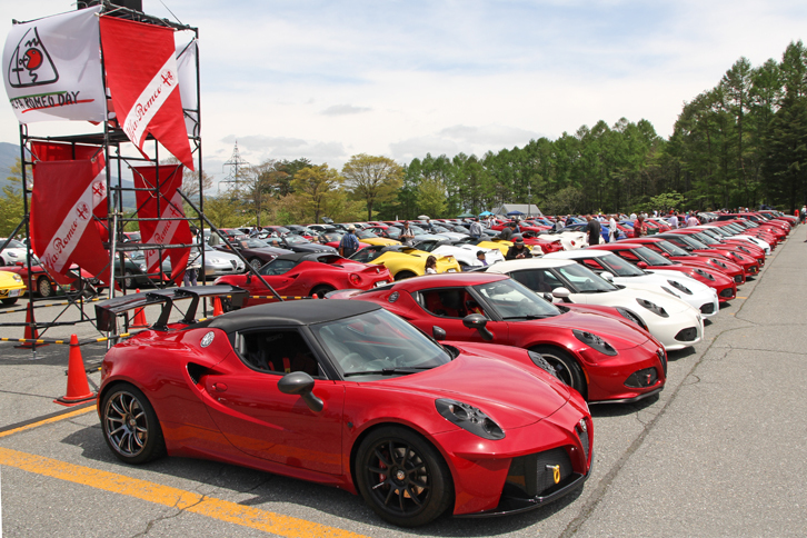 15台並んだ「4C」。お尻を突き合わせて「4Cスパイダー」が7台並んでおり、合わせて22台が参加した。