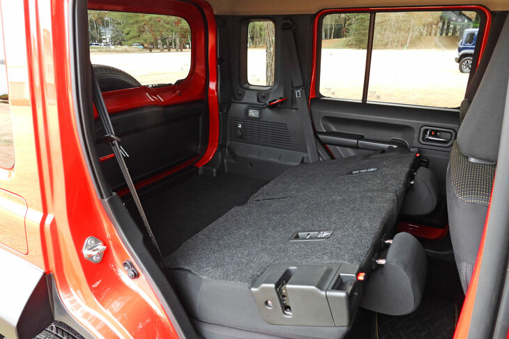 スズキ・ジムニー ノマド（後席を倒した様子）