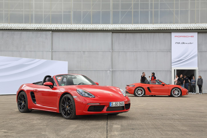試乗会の会場に用意された「ポルシェ718ボクスター」（手前）と「718ボクスターS」（奥）。