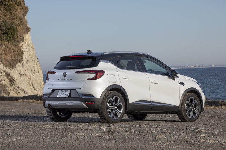 2021年2月4日に導入が発表され、同年2月25日に販売が開始された「ルノー・キャプチャー」。初代モデルのデビューは2013年で、今回が初のフルモデルチェンジとなる。試乗車は「インテンス テックパック」と呼ばれる、車両本体価格が319万円の上級グレード。