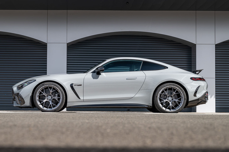 ボディーサイズは全長×全幅×全高＝4730×1985×1355mm。第2世代から2＋2クーペに生まれ変わったが、スタイリングの美しさにはむしろ磨きがかかっている。