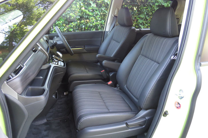 ホンダ・フリード＋ ハイブリッドEX（1列目シート）