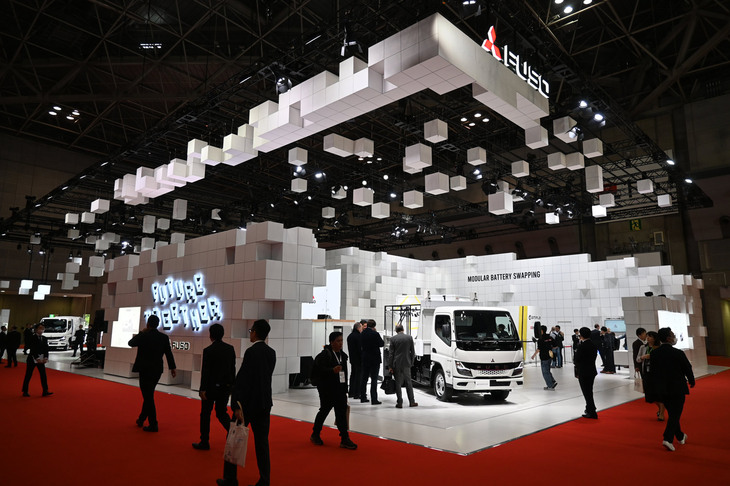 ジャパンモビリティショー2023における、三菱ふそうのブースの様子。