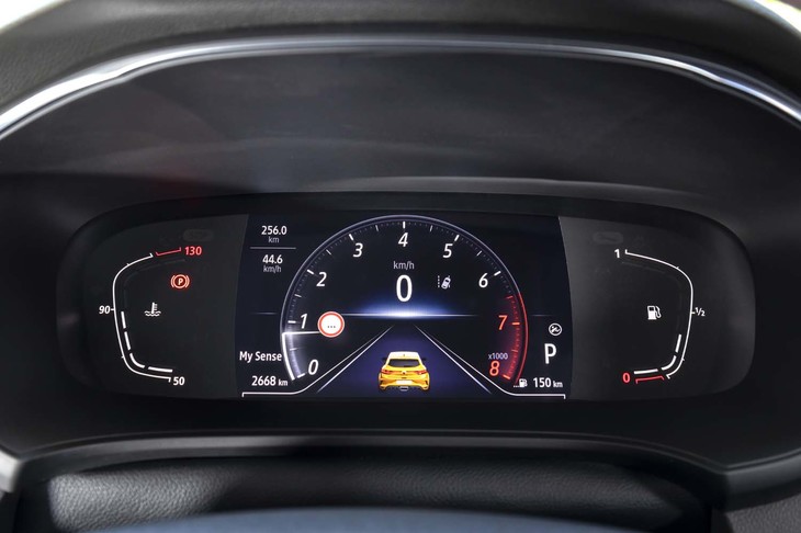 メーターパネルは7インチのフル液晶タイプ。運転支援システムの動作状況も表示される。