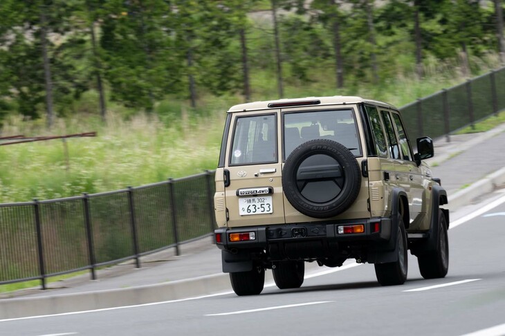 リアまわりでは、テールゲートの左右に残されていた海外仕様のテールランプが外され、きちんとカバーでふさがれた。バックカメラの搭載位置は左にオフセットしており、モニターの映像どおりに駐車するとクルマの位置がセンターからずれるので要注意だ。