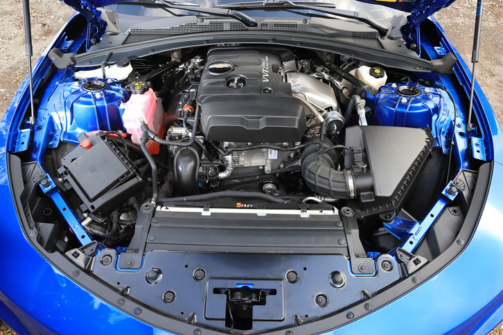 「キャデラックATS」などでおなじみの2リッター直4直噴ターボエンジン。275psの最高出力と、400Nmの最大トルクを発生する。