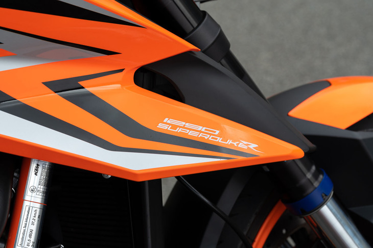 “THE BEAST”（猛獣）という、いささか物騒なキャッチコピーで知られる「1290スーパーデュークR」。その名にたがわず、排気量1.3リッター（！）のVツインエンジンを搭載したマッチョなハイパフォーマンスモデルである。