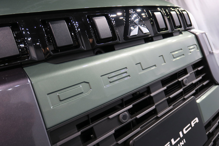 三菱デリカミニTプレミアム（フロントグリル＆「DELICA」ロゴ）