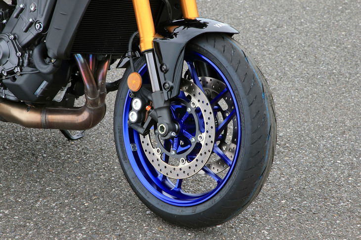 新工法のホイールの採用も新型「MT-09」のトピック。強度や靭性（じんせい）を保ちつつ前後で700gの軽量化を実現しており、リアについては慣性モーメントを11％低減している。