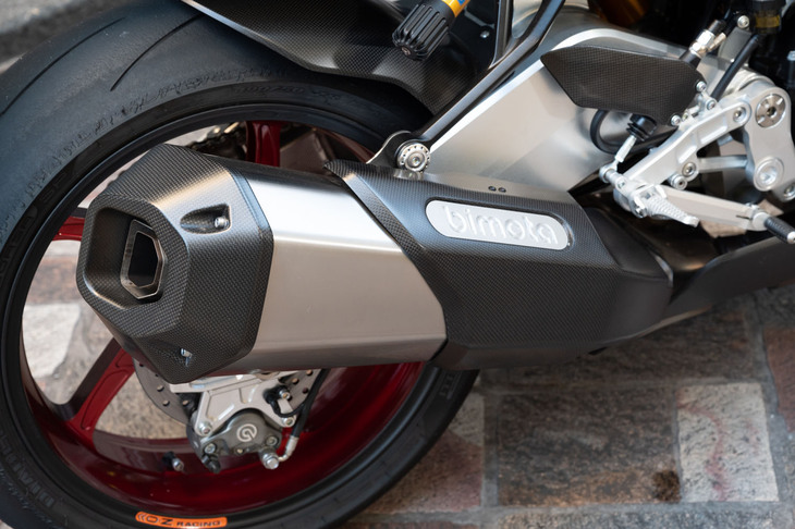 車両底部のアンダーカバーやマフラーカバーなどもことごとくカーボン製。車両を貸し出してくれたスタッフいわく「リーンアングルセンサーなどは付いていないので、傾けすぎると真っ先にカーボンパーツが削れる。気をつけて」とのことだった。オーナーの皆さまも、ぜひご注意を。