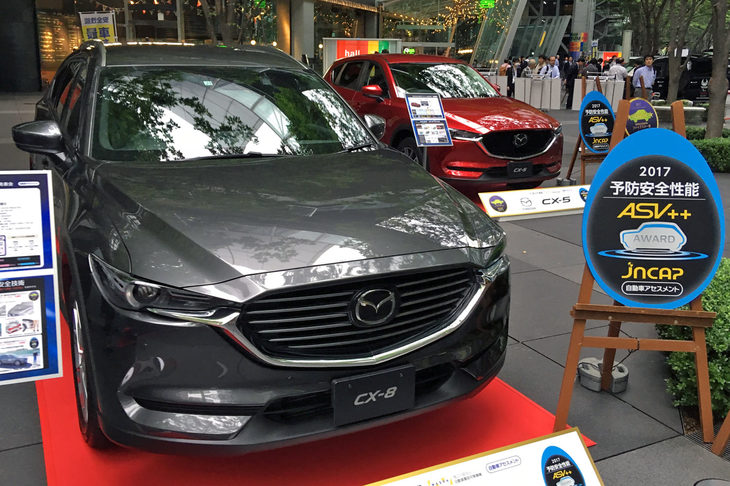 平成29年度自動車アセスメントにて、衝突安全、予防安全の双方で高い評価を得た「マツダCX-8」（手前）と「CX-5」（奥）。
