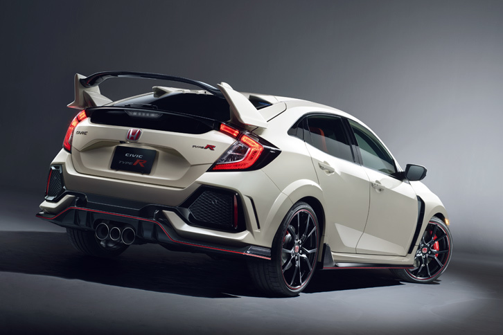 空力性能を高めるため、テールゲートまわりにはリアウイングをはじめとしたさまざまな空力デバイスが装着されている。