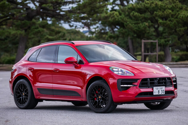 「トヨタ・クラウン スポーツ」と同じようなサイズの「ポルシェ・マカン」。寸法的には、少しだけクラウン スポーツのほうが全長が長く、全幅が狭い（といっても、両車とも幅は1.9mクラスだが）。（写真：花村英典）