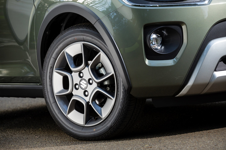 SUVテイストを強調するフェンダーアーチモール。「ハイブリッドMG」をのぞくとホイールやタイヤの仕様は基本的に共通。「ハイブリッドMF」の特徴はホイールのガンメタリック塗装のみである。